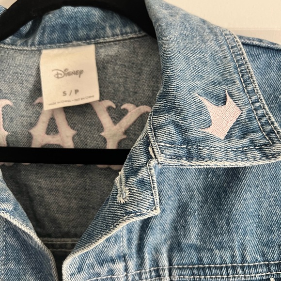 NWOT Cakeworthy Disney Princess Group Portrait Embroidered Denim Jacket SMALL - Picture 2 of 3